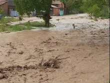 Проливен дъжд наводни улиците в село Мечка