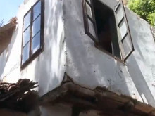 Родната къща на Антон Дончев във Велико Търново се руши