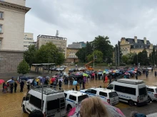 Въпреки дъжда: Десетки се събират в центъра на София по случай 24 май