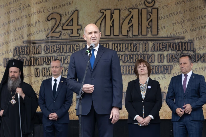 Президентът Радев: Продължавайте да пазите традицията на българщината и заветите на нашите предци