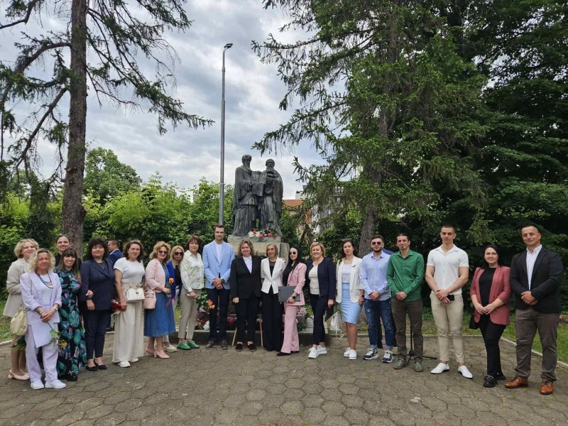 Наталия Киселова посети първия в България паметник на светите братя Кирил и Методий в родния си Казанлък