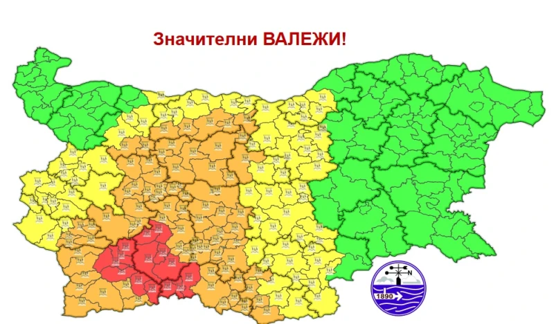 Интензивни валежи в половин България, червен код за някои части от страната