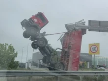 Камион във въздуха в Пловдив, почти перпендикулярно на пътя