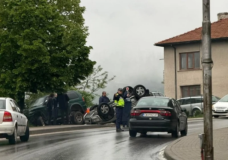 Автомобил се е обърнал по таван в Смолян, водачката е невредима