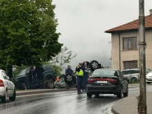 Автомобил се е обърнал по таван в Смолян