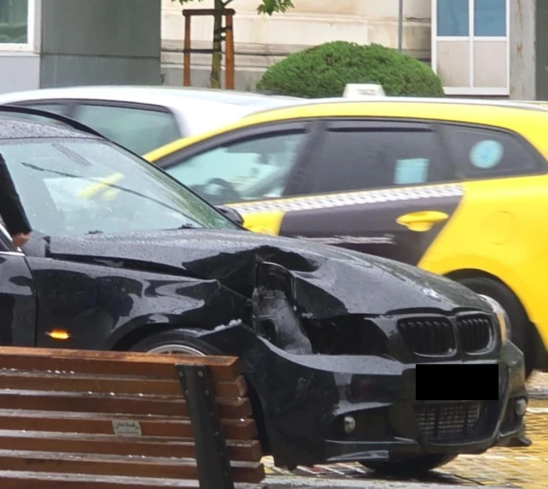 Автомобил катастрофира на жълтите павета в София