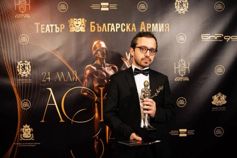 Ростислав Георгиев с награда "АСКЕЕР 2025" за "Женитба" на ДТ "Никола Вапцаров" - Благоевград