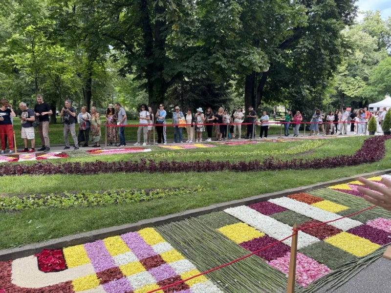 Хиляди се насладиха на красотата на килимите от живи цветя в Пловдив