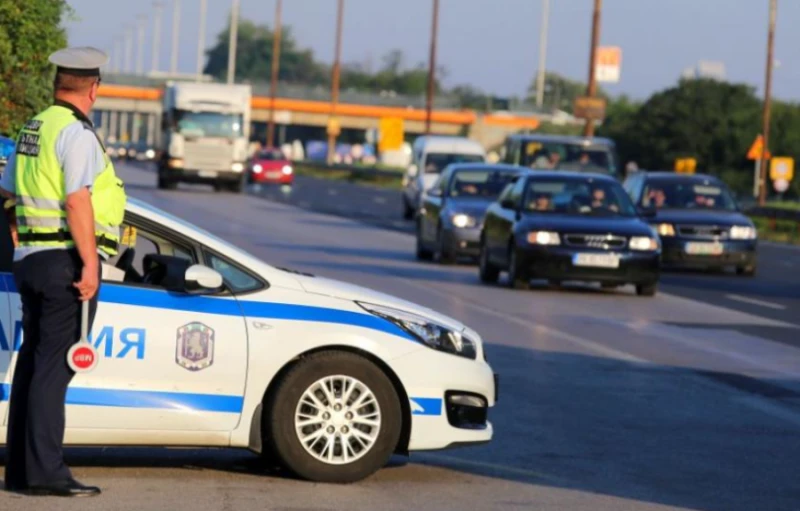 Родни полицаи помогнаха на родилка, попаднала в задръстване