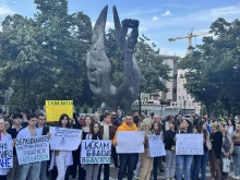 Скандирания на пл. "Съединение", млади и образовани хора се събраха на протест
