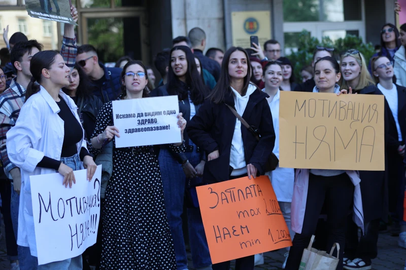 Председателят на БЛС: Фишовете, които медиците показаха на протеста, са не унизителни, а цинични