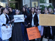 Председателят на БЛС: Фишовете, които медиците показаха на протеста, са не унизителни, а цинични