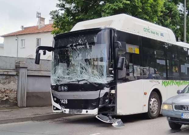 Автобус от градския транспорт в София предизвика катастрофа и задръстване на ул. "Орион"