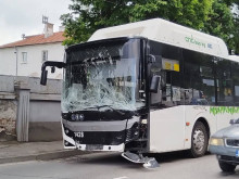 Автобус от градския транспорт в София предизвика катастрофа и задръстване на ул. "Орион"