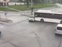 Възрастен човек загина, след като автобус от градския транспорт отнесе автомобил в София