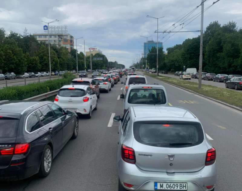 Огромно задръстване на бул. "Цариградско шосе" в столицата