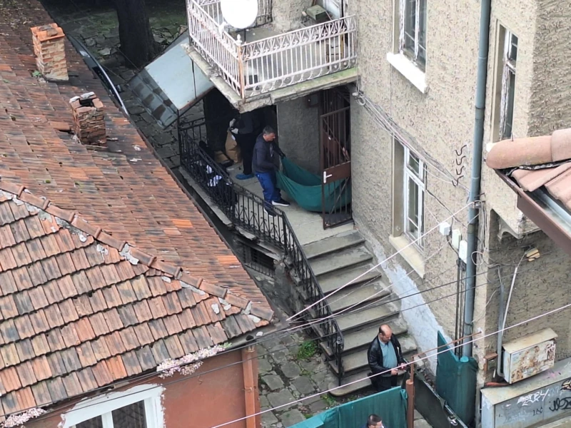 Полицаи изнесоха тяло на човек от къща на улица "Странджа" в София