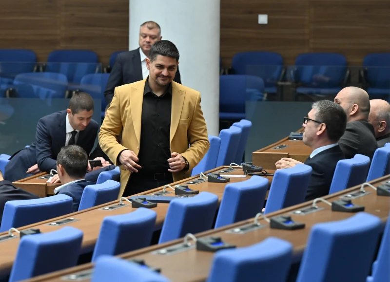 Радостин Василев е невинен по делото за принуда, реши съдът