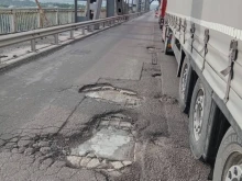 Километрични опашки от камиони на Дунав мост при Русе заради дупки