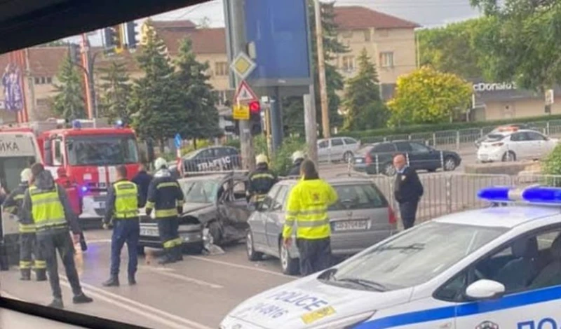 След бруталната катастрофа със загинал в София: Спирачките на автобуса отказали, нямало е как да вземе завоя
