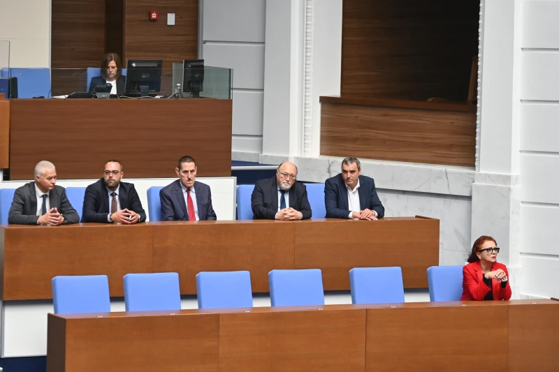 Шефът на ДАНС напуска поста си и оглавява Комисията по досиетата, бивш конституционен съдия става негов заместник