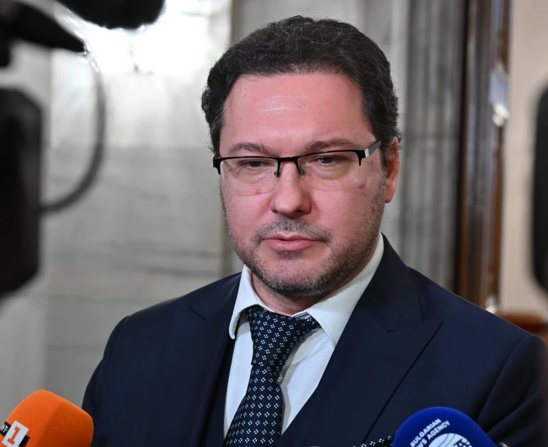Даниел Митов показа документ, с който Бойко Рашков е поръчал иконите за МВР