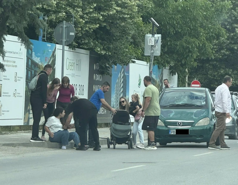 Блъснаха майка с дете на пешеходна пътека в Пловдив