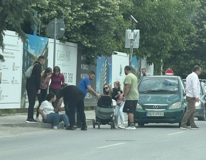 Блъснаха майка с детска количка на пешеходна пътека в Пловдив