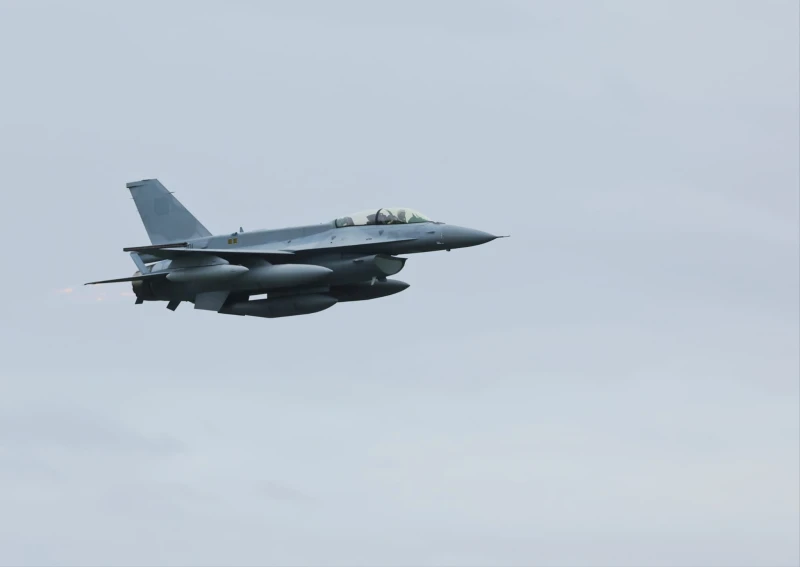 МО: Процедурата по техническото приемане на самолет F-16 Block 70 с бордови номер 301 приключи