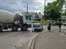 Бетоновоз и автомобил се удариха на столично кръстовище