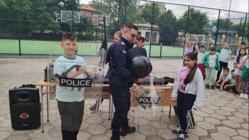 Полицаи от Пазарджик гостуваха в начално училище