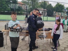 Полицаи от Пазарджик гостуваха в начално училище