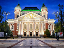 Столична община възстанови изцяло осветлението около Народния театър
