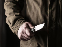 Обвиниха и задържаха мъж, заканил се с убийство с нож на двама души в "Младост" в София