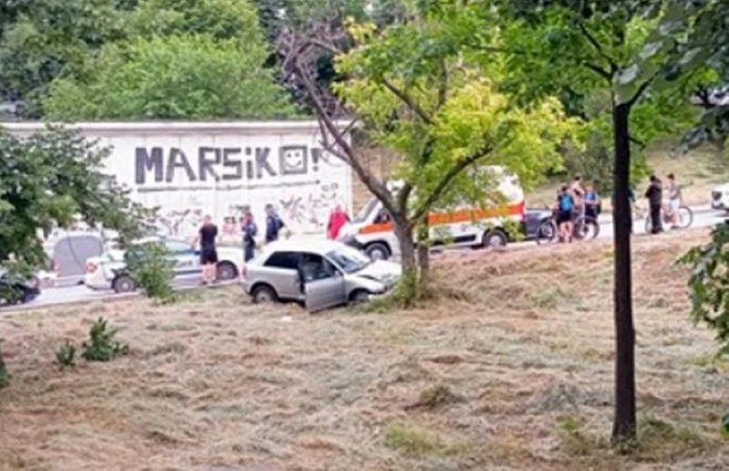 Автомобил се блъсна в дърво в Русе, има пострадали