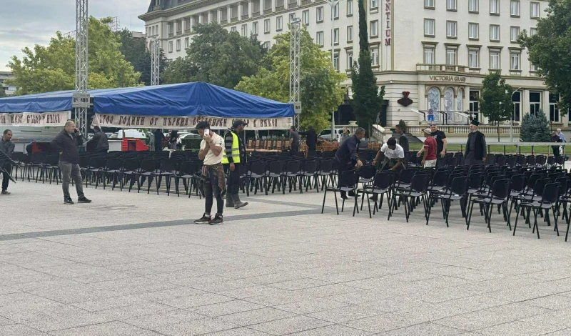 Цар Симеон II и синът му Кирил на посещение в Пловдив за грандиозна литургия на открито