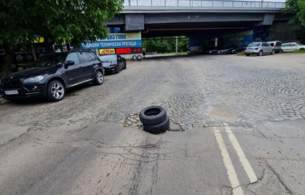 Столичани обезопасяват дупки по пътното платно с автомобилни гуми