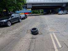 Столичани обезопасяват дупки по пътното платно с автомобилни гуми