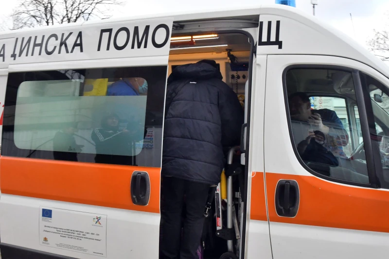 Млад мъж нападна медици в София, потроши и линейка