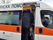 Млад мъж нападна медици в София, потроши и линейка
