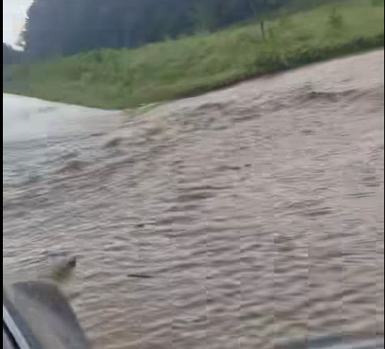 Варненец: Внимавайте ако пътувате в тази посока! Пътят е под вода!