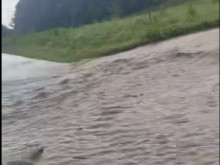 Варненец: Внимавайте ако пътувате в тази посока! Пътят е под вода!