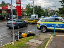 Моторист е със счупен крак след катастрофа в София