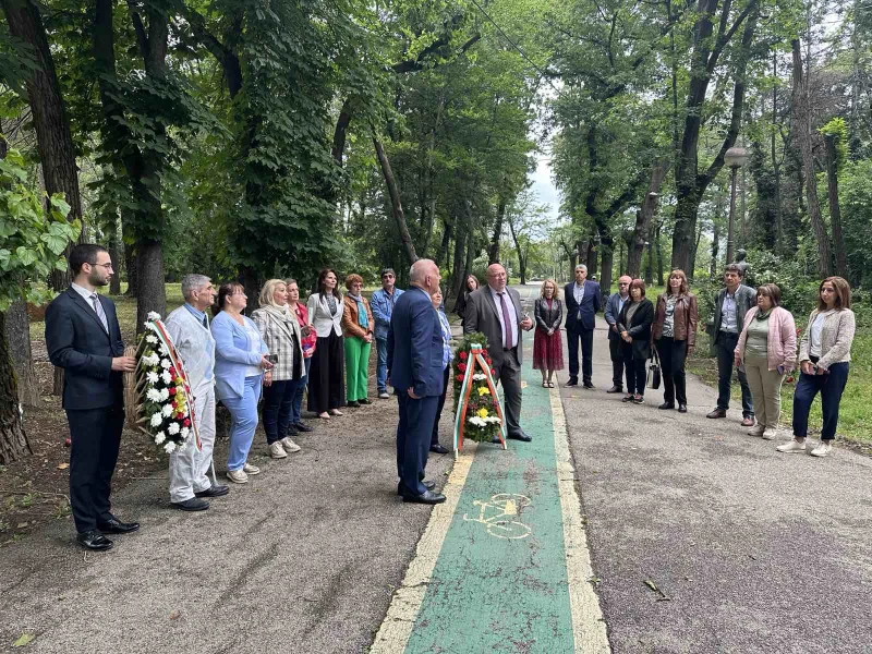 Зам.-кметът на Русе и посланикът на България в Румъния положиха цветя пред паметниците на Ботев и Левски в Букурещ