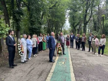 Зам.-кметът на Русе и посланикът на България в Румъния положиха цветя пред паметниците на Ботев и Левски в Букурещ