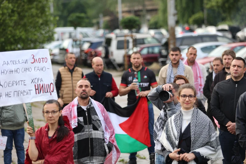 Представители на Сдружението на палестинците в България протестираха пред МВнР