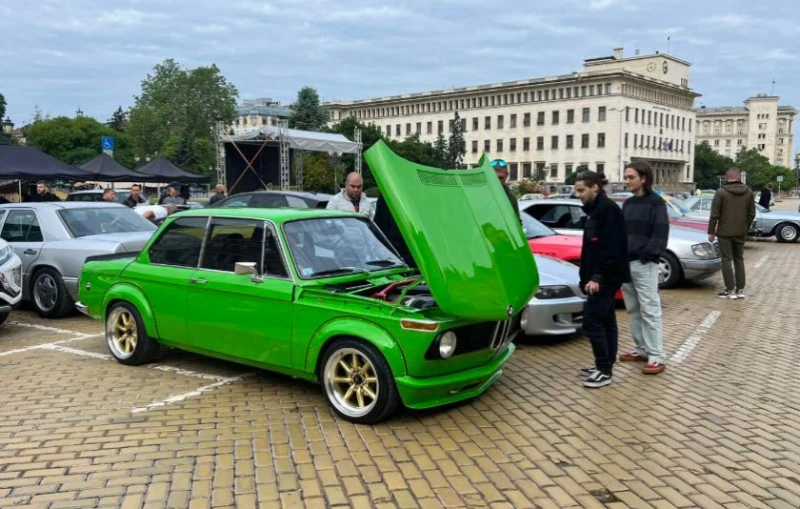 Любители на ретро автомобили се срещат в центъра на София
