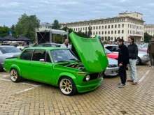 Любители на ретро автомобили се срещат в центъра на София