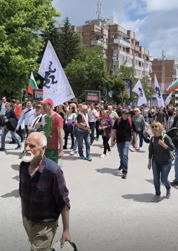 С шествие и викове "Оставка" започна протестът в защита на българския лев във Велико Търново