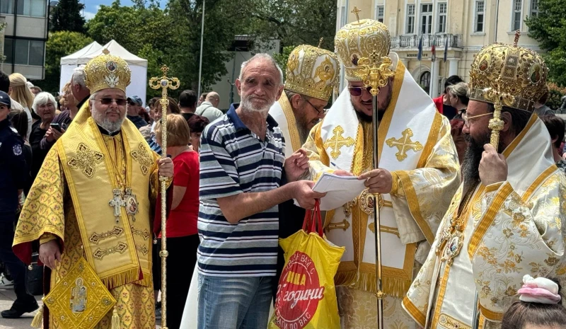 Стефчо Автографа се докопа до подписи на височайши духовници в Пловдив